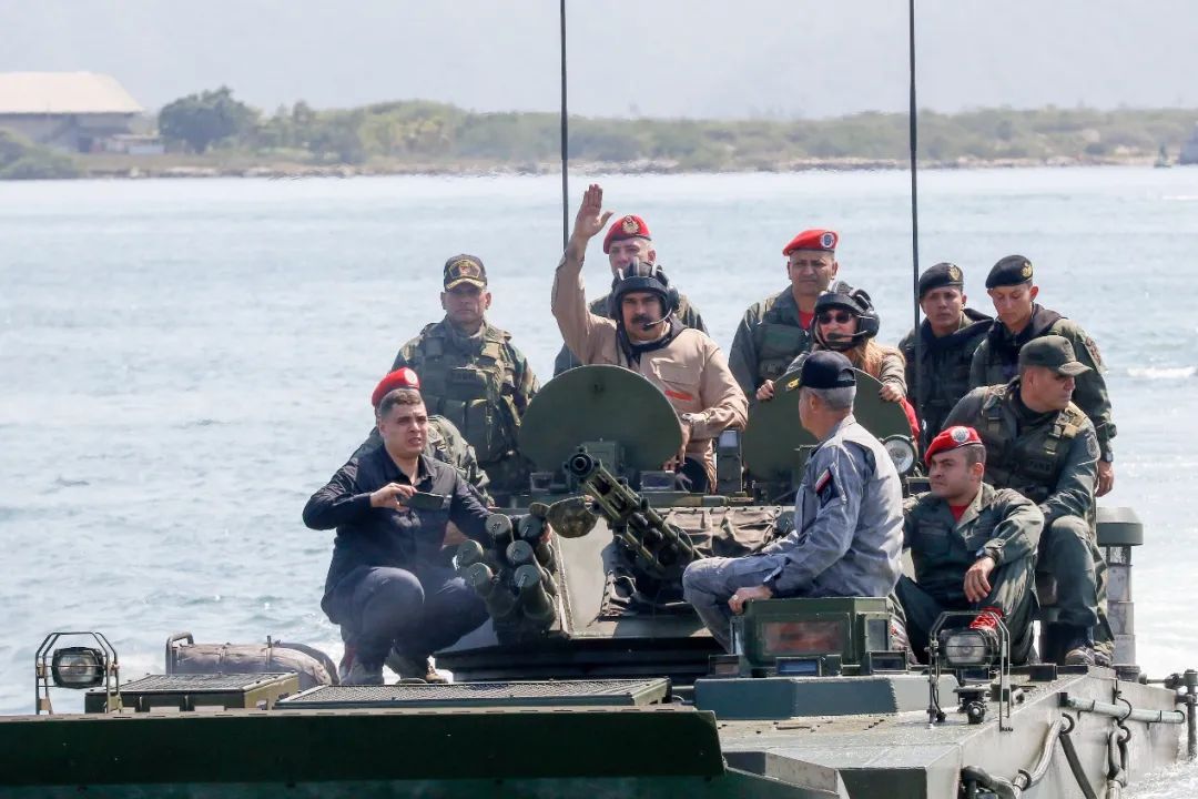 ▲2019年1月27日，委内瑞拉总统马杜罗（挥手者）“试乘”一辆装备30毫米机关炮的两栖战车。（路透社资料图片）
