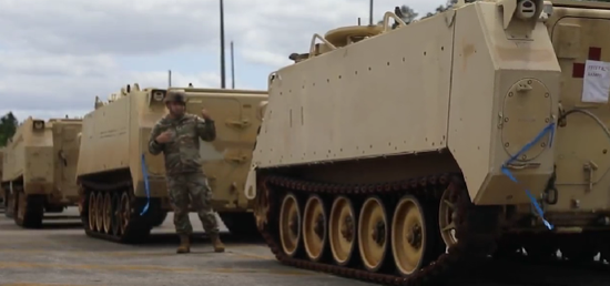 美军将M113式装甲运兵车运上拖车（美国防部推特）