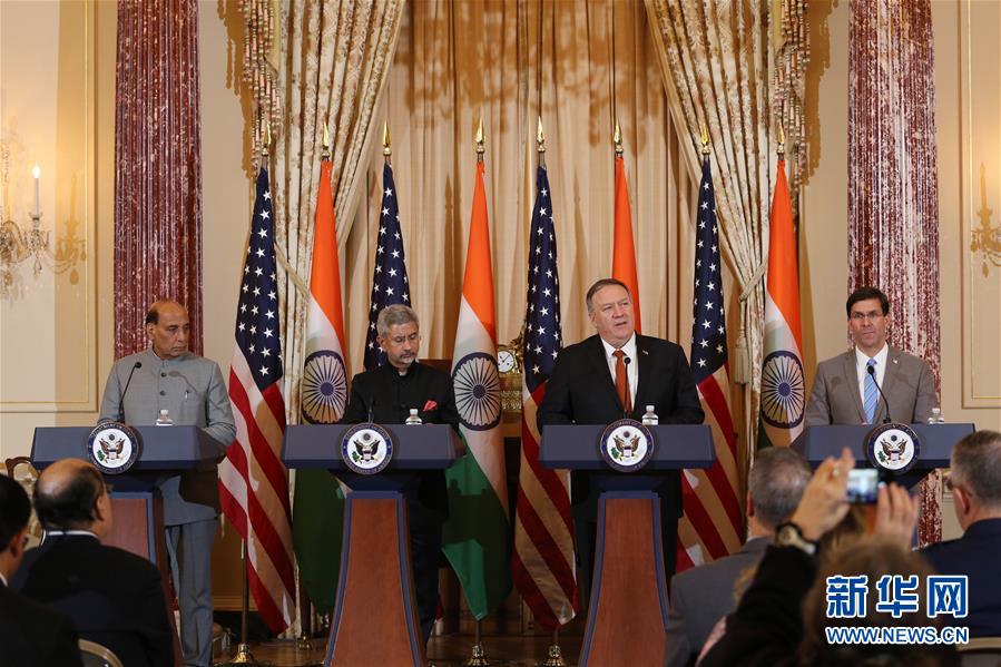  12月18日，在美国华盛顿，美国国务卿蓬佩奥（右二）、美国国防部长埃斯珀（右一）、印度外长苏杰生（左二）和印度防长辛格（左一）出席联合记者会。 美国、印度两国外长和防长18日在华盛顿举行“2+2”对话会，双方达成了一系列协定并重申加强战略伙伴关系。 新华社记者 檀易晓 摄