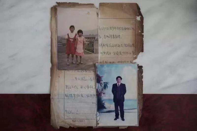  1996年慈利县公安局开的关于父亲被杀的案情说明、两姐妹小时候的合影和父亲的照片。  新京报资料图