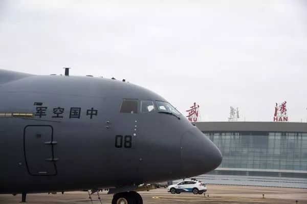 ▲2月13日，一架国产运-20运输机抵达武汉天河机场。新华社发