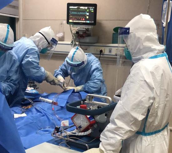 武汉大学中南医院用ECMO成功治愈新冠肺炎患者。（图片来源：澎湃新闻）