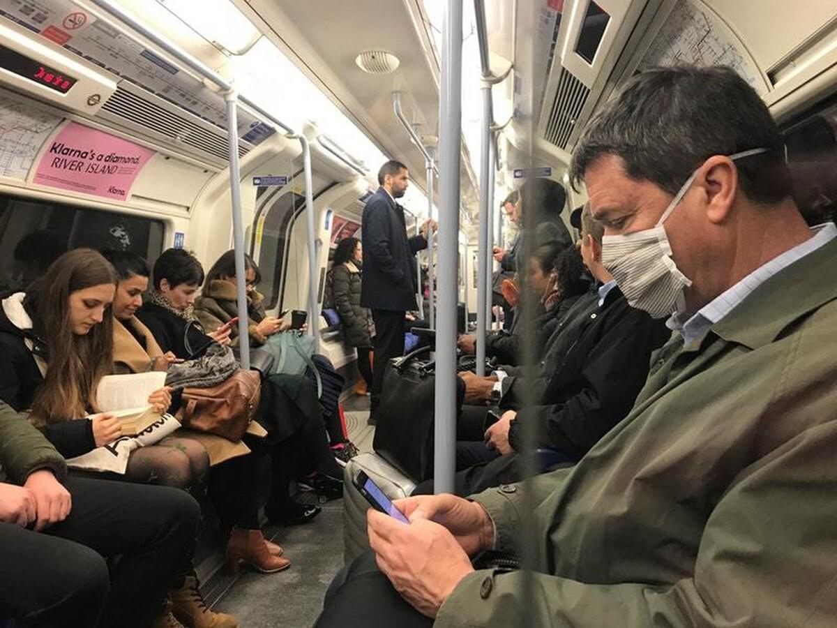 ▲当地时间3月4日，伦敦地铁“银禧线”上，仅有少量乘客佩戴口罩。图据路透社