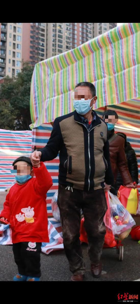 顾某及家人搬离华南海鲜市场