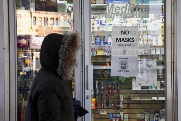  ▲3月7日，美国纽约一家药店贴出口罩售罄的告示。（新华社）