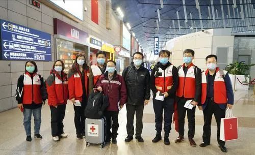 3月12日，中国首批援助意大利抗疫专家组从上海出发 图自央视新闻