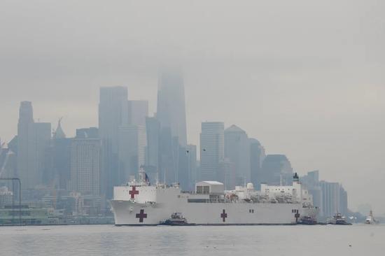  3月30日，美军医疗舰“安慰号”航行经过纽约曼哈顿下城。