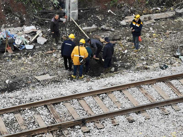  4月1日，铁路工作人员在事发路段维修毁坏的设施。
