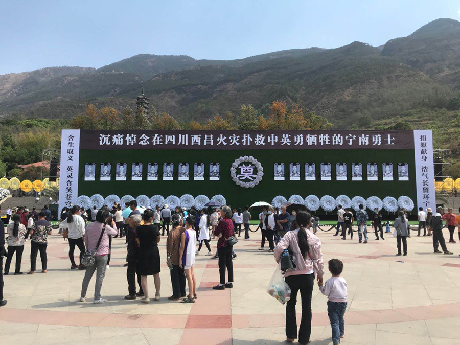  4月4日，宁南县烈士陵园前面的久久广场上，当地群众自发前来祭奠牺牲的扑火英雄。 澎湃新闻记者 何利权 图