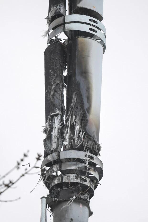 伯明翰的一座移动信号塔遭放火破坏，图源：英国《太阳报》