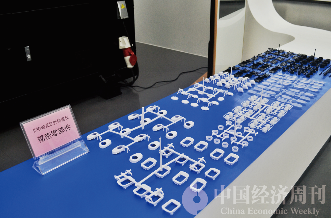 格力非接触式红外体温仪精密零部件  陈遐异 | 摄