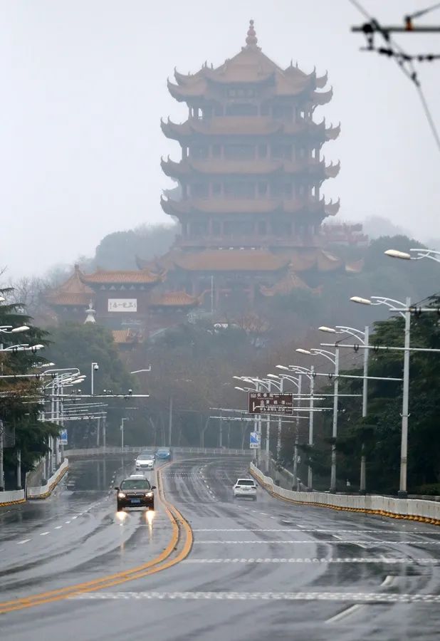 2020年1月24日，大年腊月三十，武汉黄鹤楼前。 图：中国日报
