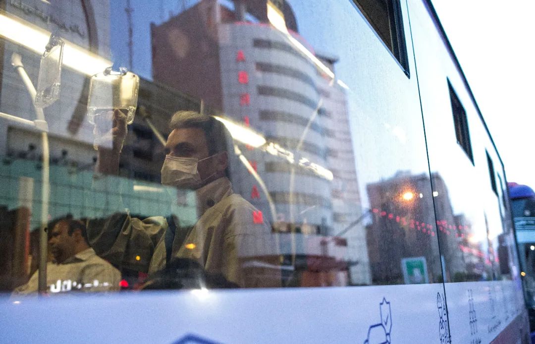 疫情下的伊朗街头（图片来源：新华社发 艾哈迈德·哈拉比萨斯 摄）