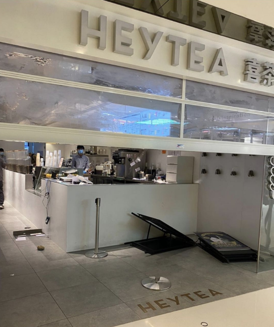  被打砸后的沙田新城市广场喜茶饮品店。