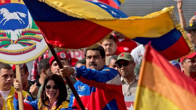 马杜罗挥舞委内瑞拉国旗
