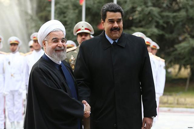 2015年1月，马杜罗访问伊朗，与鲁哈尼握手