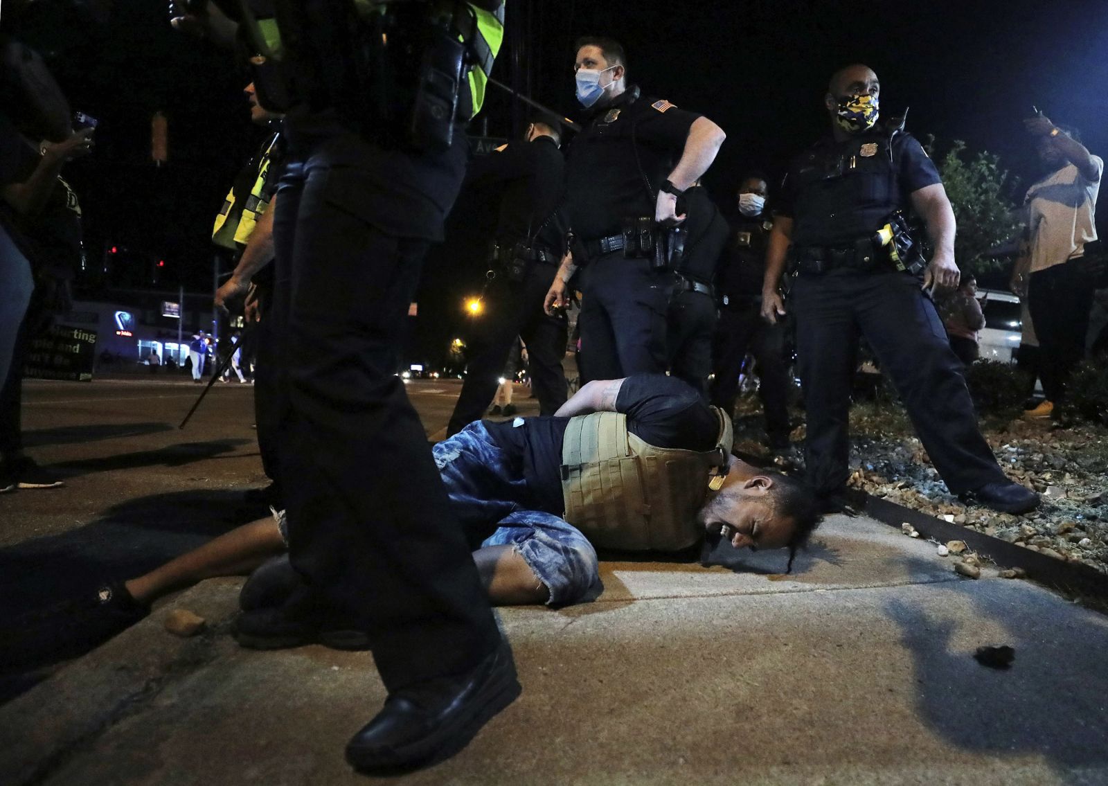 28日在孟菲斯市，一名抗议者被辣椒喷雾剂击中后倒地。（美联社）
