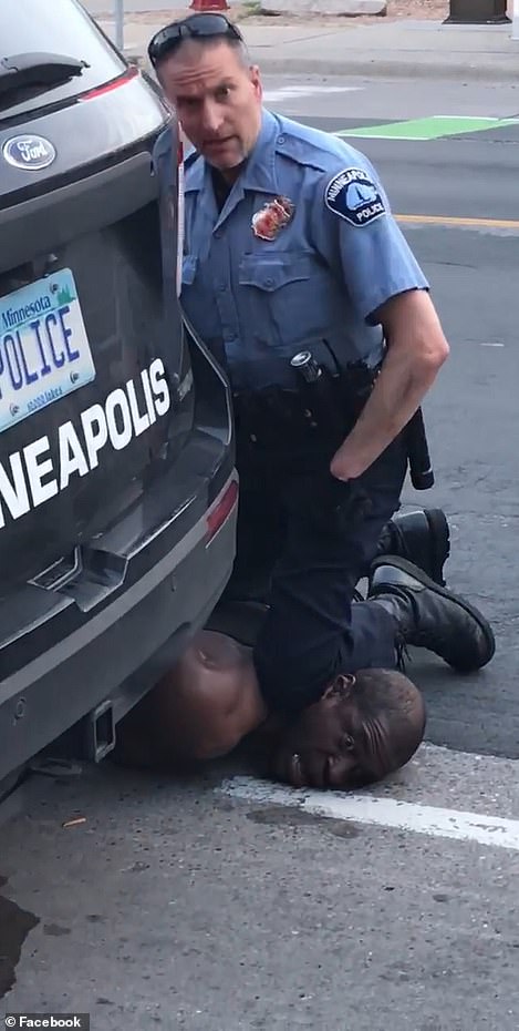 25日，美国黑人男子被警察跪压致死。（脸书）