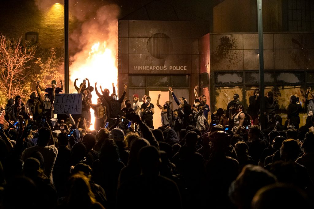  28日晚，抗议者闯入明尼阿波利斯第三辖区警局纵火。（美联社）