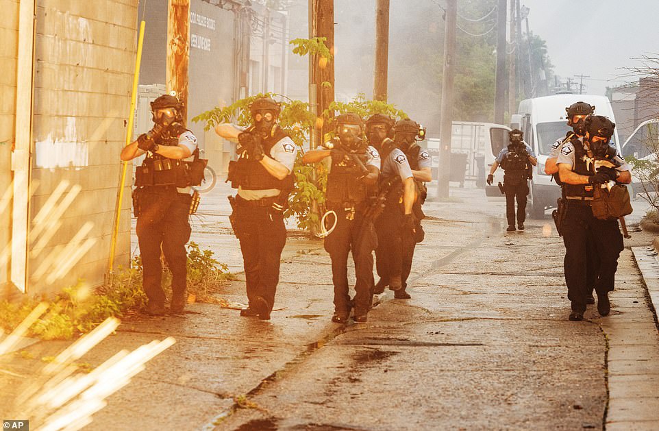  26日，明尼阿波利斯警察使用催泪弹和橡皮子弹，驱散示威者。（美联社）