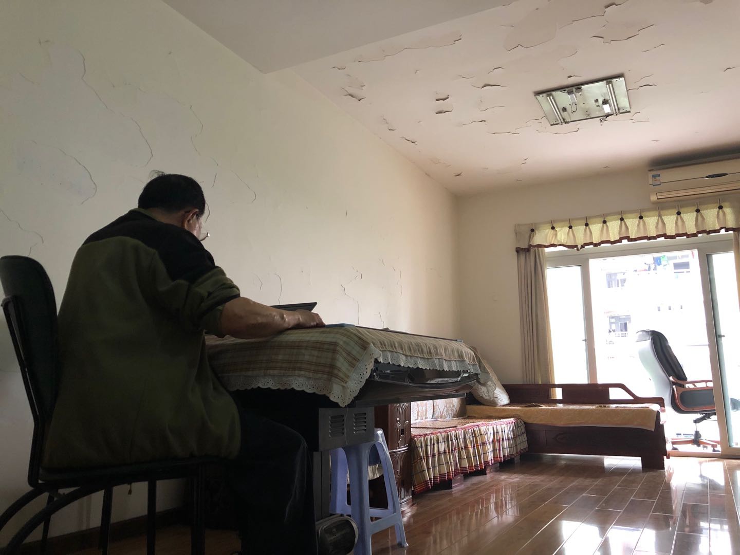 重庆首批上市公司原董事长张净家的墙体、屋顶到处起壳。