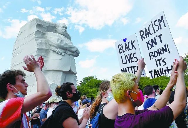 当地时间4日，美国示威者聚集在华盛顿马丁·路德·金纪念雕像前，抗议弗洛伊德之死。