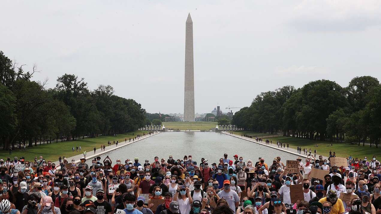 抗议者在华盛顿林肯纪念堂前（总台央视记者 王逢治 王曙光）