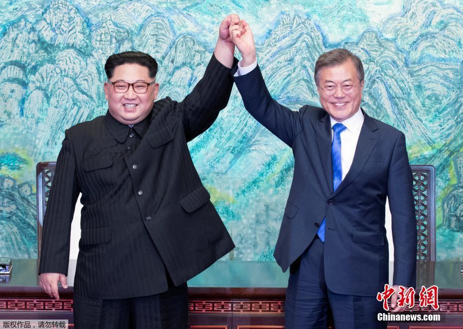  当地时间2018年4月27日下午，朝韩领导人在经过一天会谈后，共同签署《板门店宣言》。