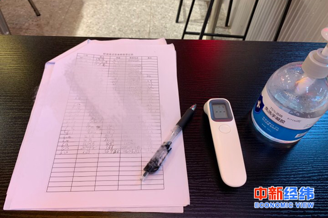 　　入店食客需登记测温 受访者供图