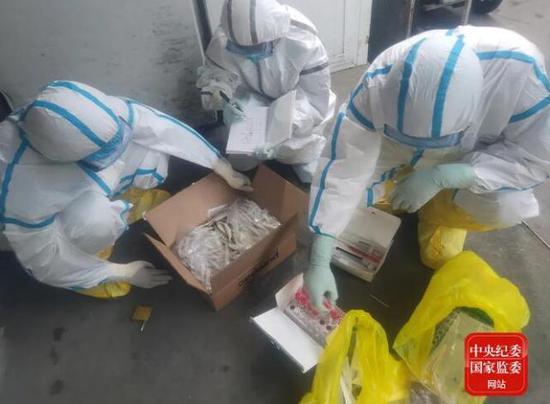 6月15日18时45分，中国疾控中心病毒病所溯源专家组成员在新发地农产品批发市场内采集冷冻海鲜样本，记录样本信息。（图片均为受访者提供）