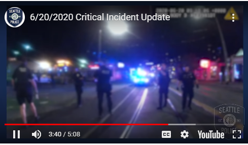 （截图来自西雅图警方制作的一段关于案发当晚的视频，此图显示的是警方最终决定离开现场的画面）