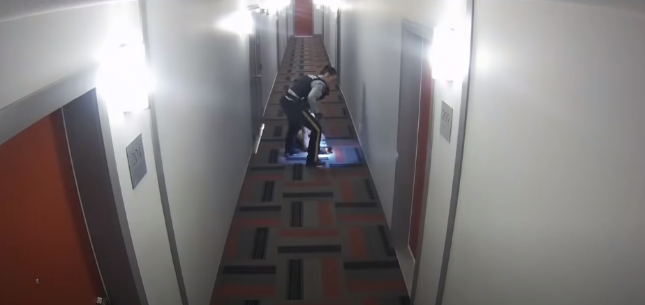 监控录像显示，布朗宁将亚裔女性从走廊拖行至公寓大厅门口