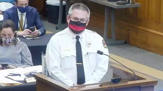  6月30日，塔斯卡卢萨市消防队长兰迪·史密斯在市议会提出担忧。图源：ABC