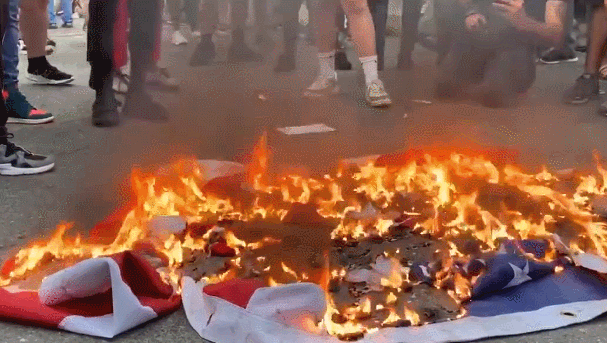  美国抗议者齐聚白宫外焚烧国旗。（图源：路透社）