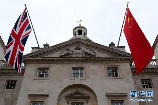 2015年10月17日，在英国伦敦，中、英两国国旗悬挂在皇家卫队阅兵场。
