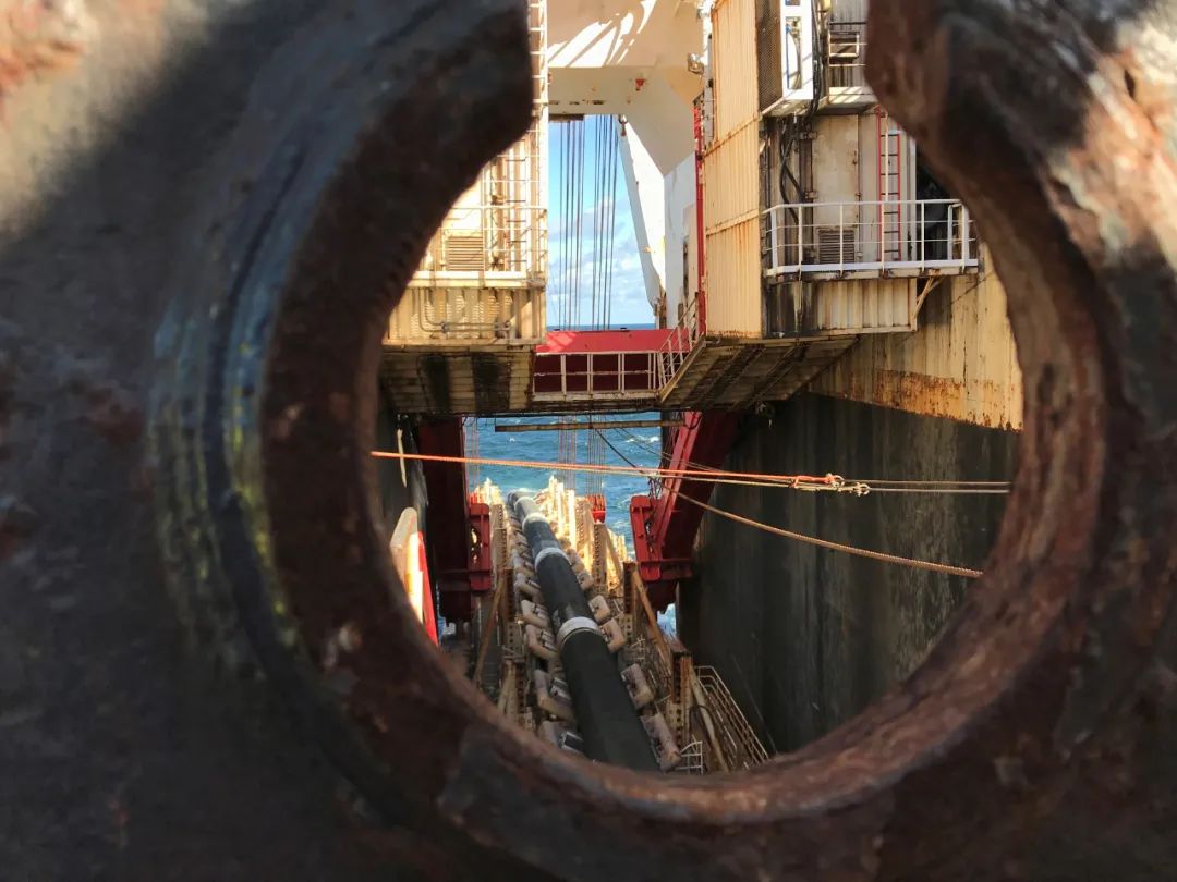 ▲这是2019年9月13日在波罗的海拍摄的铺设“北溪-2”天然气管道的船只的资料照片。新华社/路透