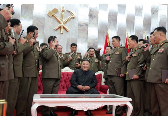 朝鲜人民军高级指挥员将“白头山”手枪举到胸前