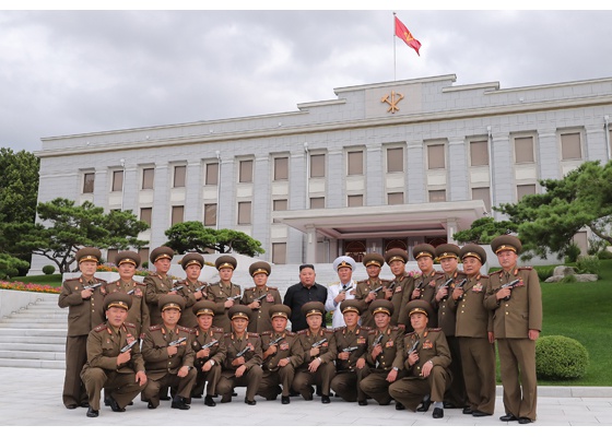 金正恩同朝鲜人民军主要指挥员在朝鲜劳动党中央总部大楼前合影
