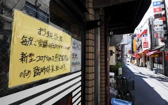 临时停业的店铺很多、午餐时人流稀少的东京新桥的餐饮街。