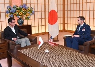 施耐德与日本前外相河野太郎会谈，图自日本外务省