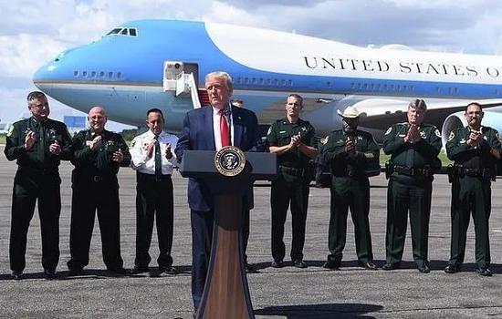 7月31日下午，特朗普乘坐“空军一号”抵达在佛罗里达州坦帕机场