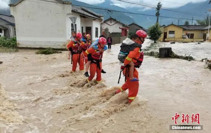 资料图：2020年6月，四川冕宁遭遇暴雨袭击。中新社发 凉山消防 供图