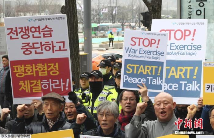 资料图：当地时间2016年3月7日，韩国民众在美国驻韩国大使馆前举行反战集会，抗议韩美举行的“关键决心”和“秃鹫”联合军事演习。