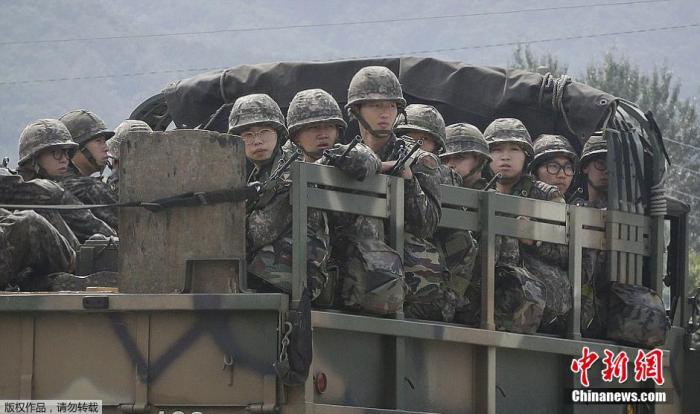 资料图：韩国陆军士兵乘卡车前行。