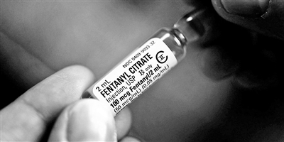 △芬太尼是一种人工合成的强效阿片类止痛剂，被不法分子作为制造实验室毒品的主要成分，吸食过量会致人死亡