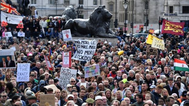 △示威人群在伦敦市中心特拉法加广场举行反口罩集会