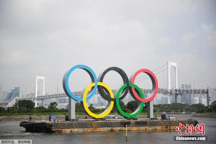资料图：当地时间8月6日，日本东京御台场海滨公园的巨型奥运五环暂时被拆除回厂进行维修。