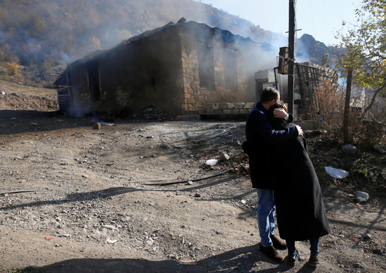 亚美尼亚夫妻在烧毁的房屋前痛哭（路透社）