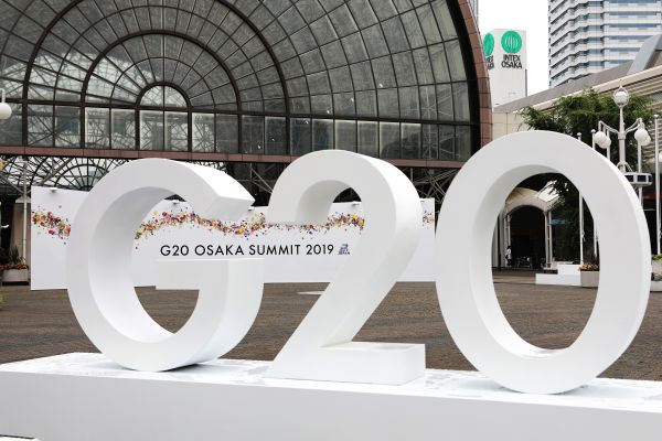  这是2019年6月27日在日本大阪拍摄的G20大阪峰会新闻中心入口处的标志。新华社
