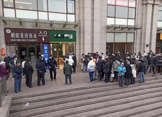 11月16日，北京蛋壳总部外的业主和租客们排起了长队 每经记者 王佳飞 摄